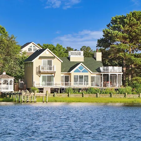 Villa Windshadow - Waterfront & Pet Friendly!